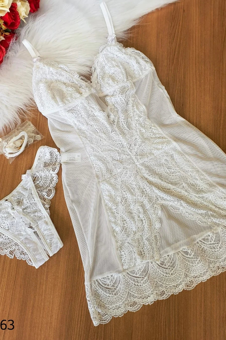 Camisola Sensual em Tule com Recortes em Renda