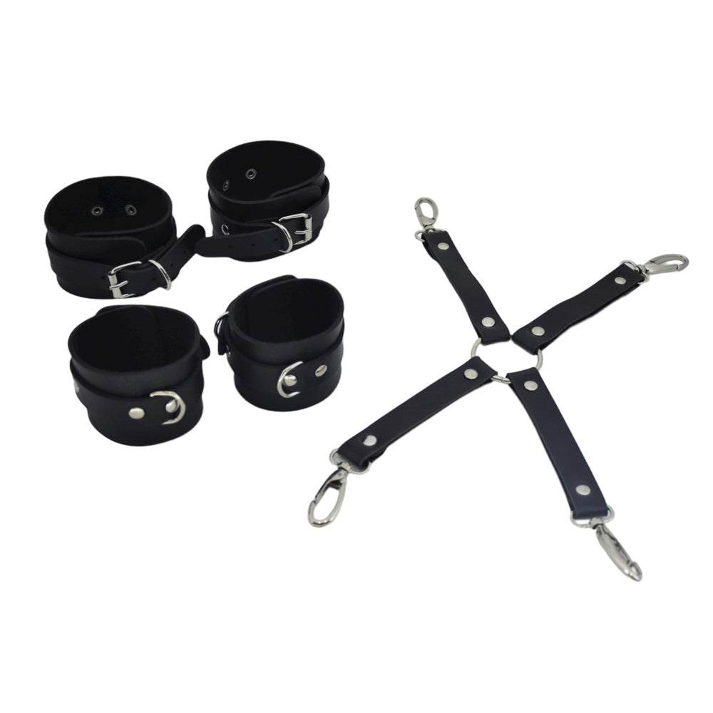 Conjunto de Tornozeleiras com Algemas em Couro e Detalhes Prateados
