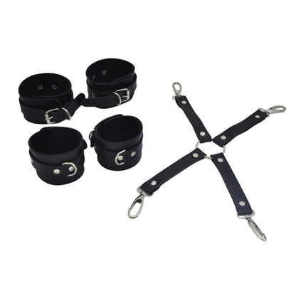 Conjunto de Tornozeleiras com Algemas em Couro e Detalhes Prateados