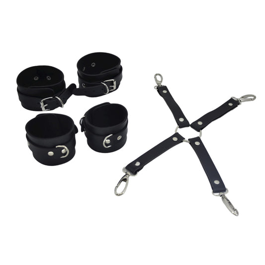 Conjunto de Tornozeleiras com Algemas em Couro e Detalhes Prateados