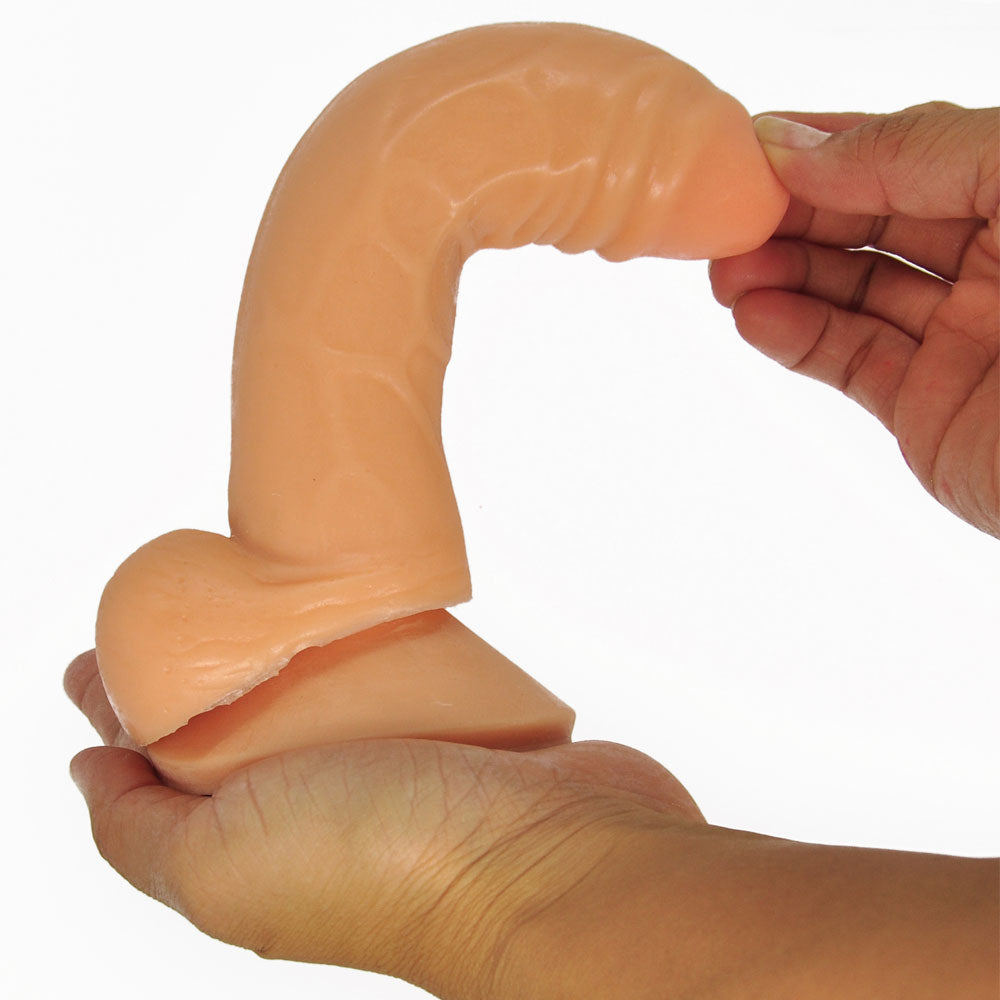 Pênis Tortinho em Cyberskin com Escroto e Ventosa 16,5 cm x 4 cm